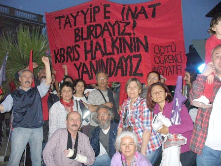 ODTÜ’nün Kıbrıs Kampusundaki öğrencileri: “TAYYİPE İNAT BURDAYIZ, KIBRIS HALKININ YANINDAYIZ” pankartıyla katılmışlar Lefkoşa’daki 1 Mayıs Mitingi’ne.  Tesadüf bu ya Dikilitaş’ın tam karşısında 78 Kuşağından ODTÜ’lüler ile karşılaşmışlar. Ve yukarıdaki hatıra fotoğrafını çektirmişler.   İşte 30 yıl arayla ODTÜ’nün “rahle-i tedrisat”ından geçmiş iki devrimci kuşak Sarayönünde bir arada.  