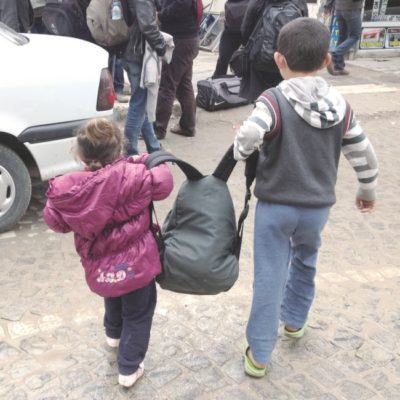 Amara'dan ayrılırken o sabah tanıştığım Kobaneli çocukların sırt çantamı Kültür Merkezi'nin karşısında bekleyen otobüse taşırken